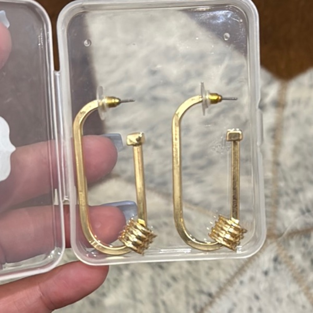 Elegant Gold Hoop Earrings